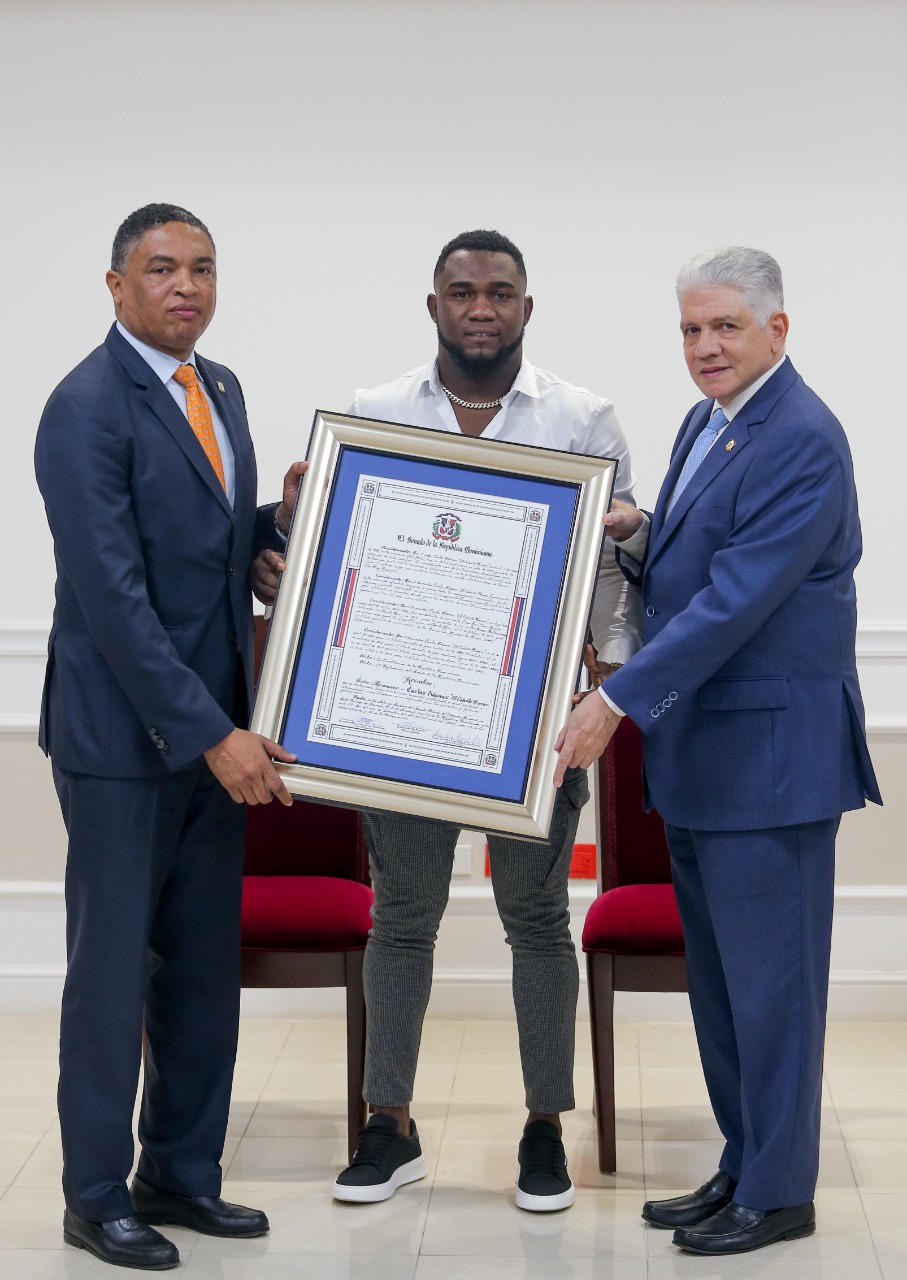 El Senado reconoce al campeón mundial de boxeo Carlos “Caballo Bronco” Adames.