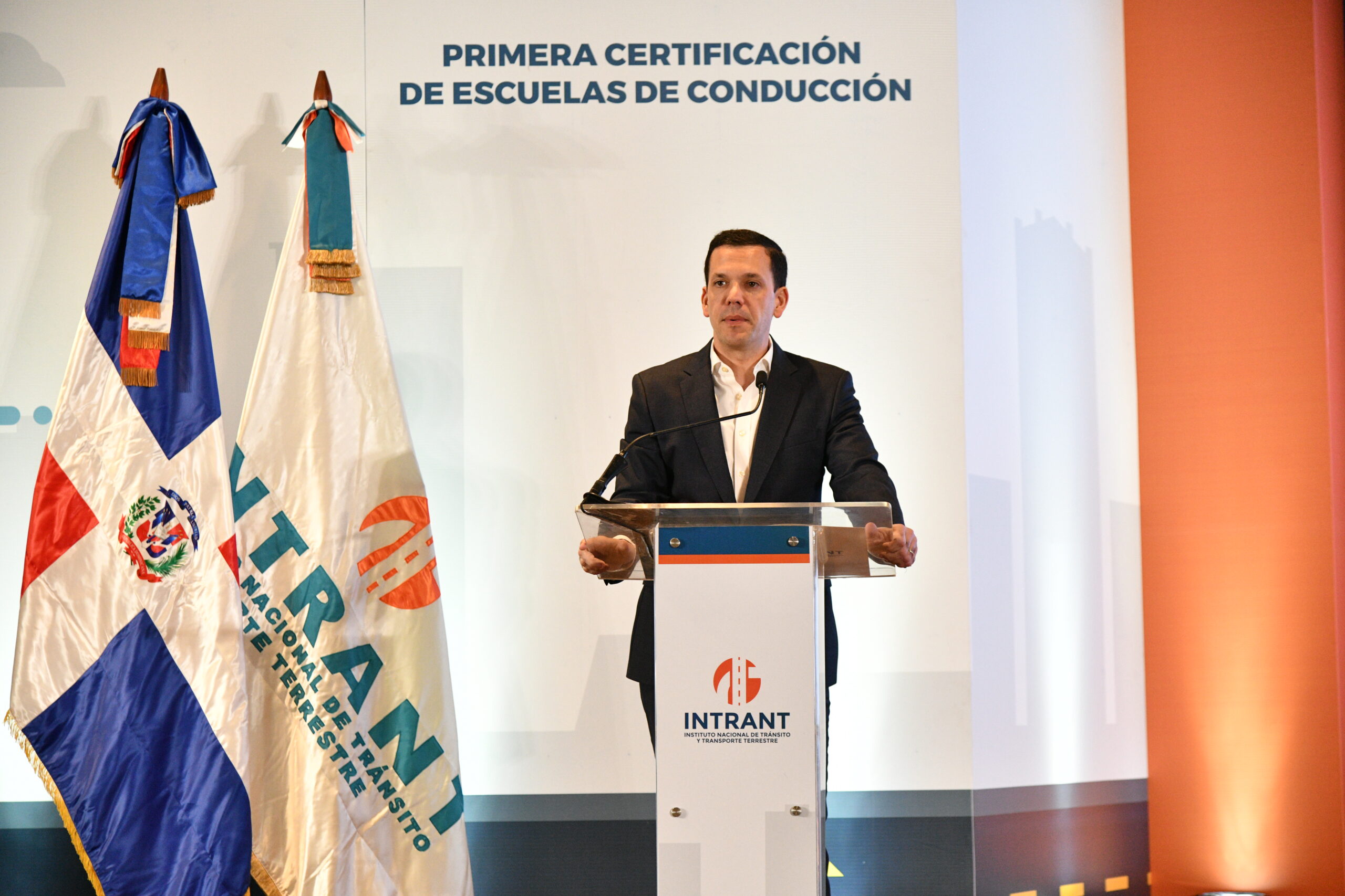 Intrant realiza primera certificación de Escuelas de Conductores