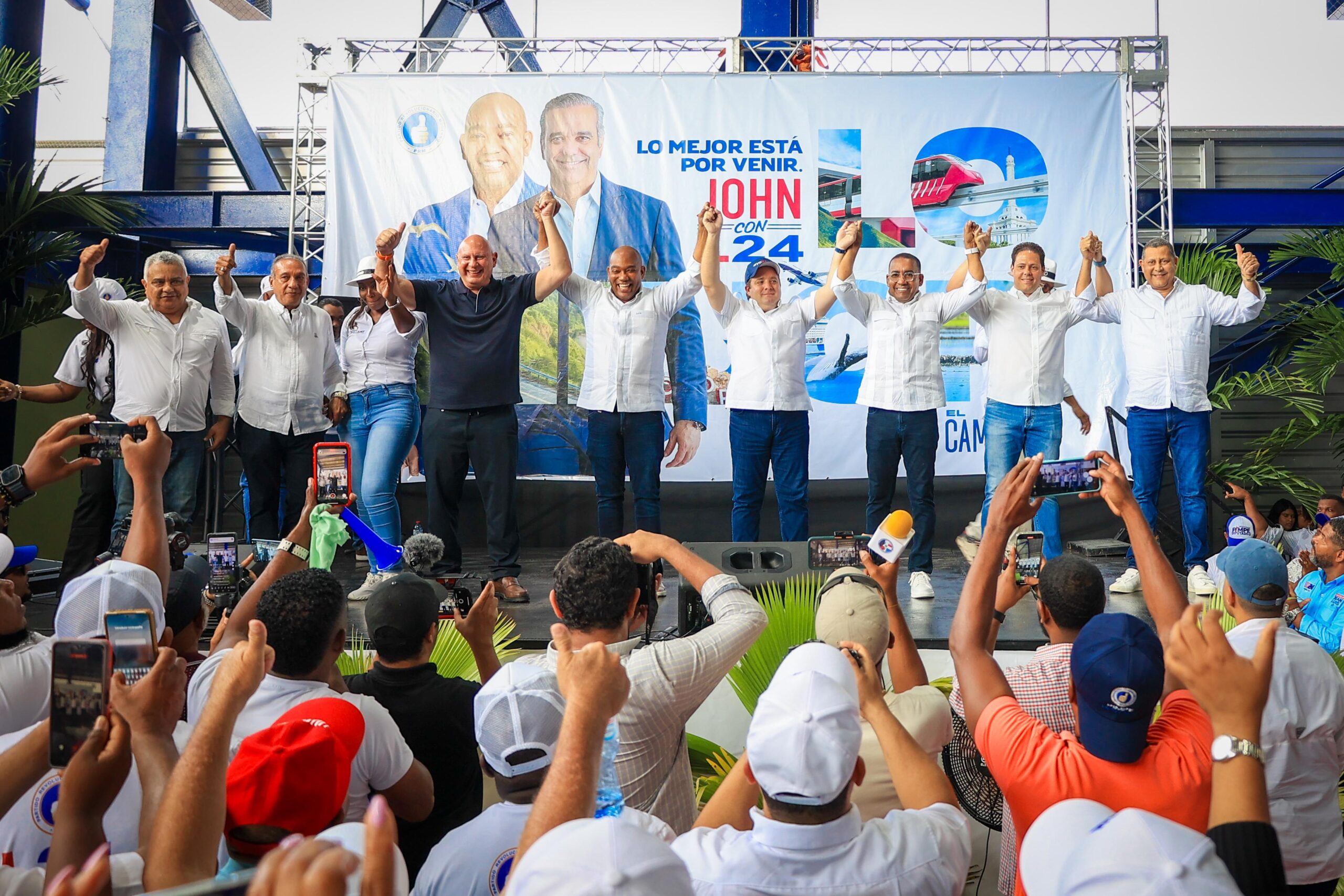 PRM juramenta en sus filas a John Anderson excandidato a senador de la Fuerza del Pueblo en Samaná