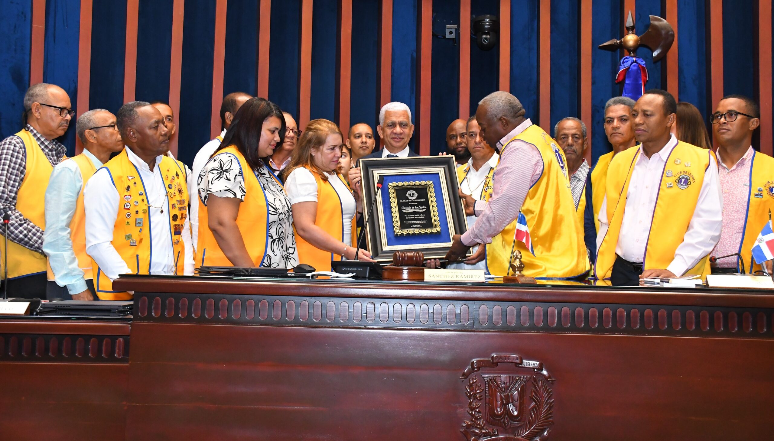 Club de Leones Cotuí reconoce al presidente del Senado por sus aportes y labor social en su provincia