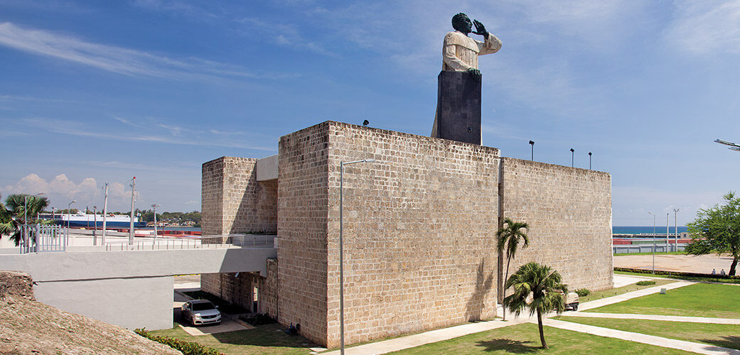 Ayuntamiento distrito nacional saca cerca de 60 toneladas de desechos de monumento Montesino y su playa; reabre los parques del litoral del malecón