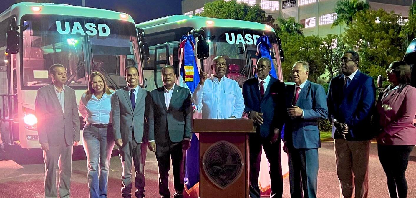 UASD incorpora tres modernos autobuses para los viajes a los recintos, centros y subcentros