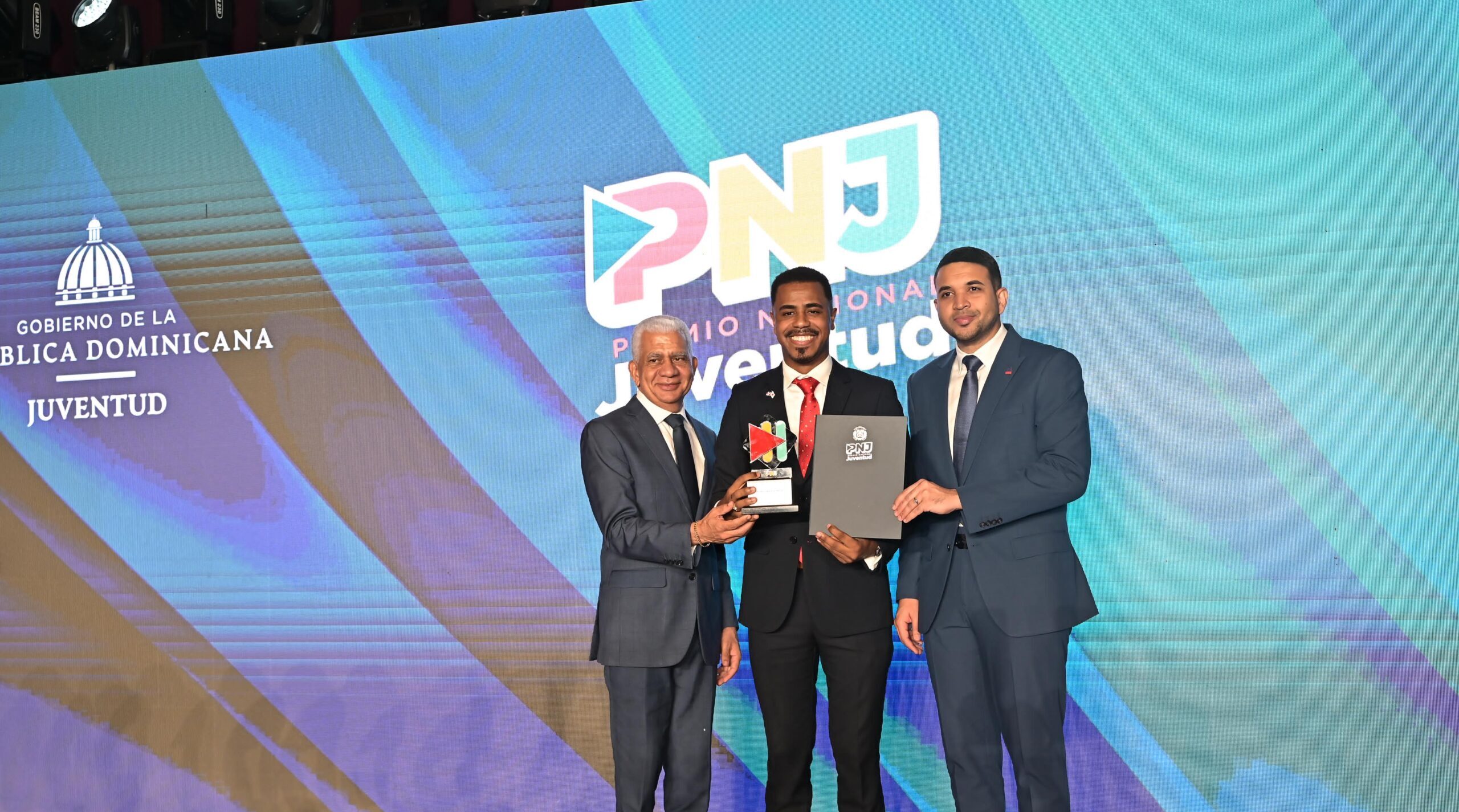 Ricardo de los Santos valora importancia de la juventud para el desarrollo de los pueblos durante gala de Premios Nacional Juventud 2025