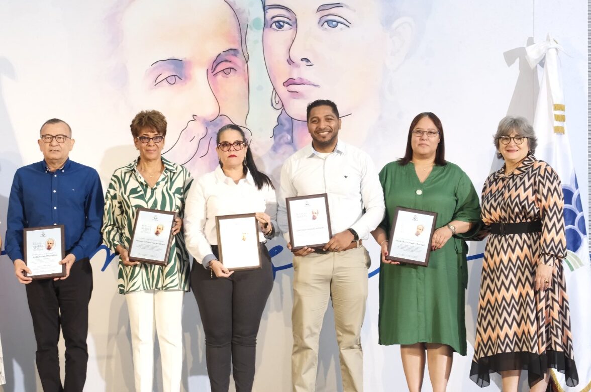 ISFODOSU entrega premio al compromiso con la excelencia docente y la investigación a sus profesores