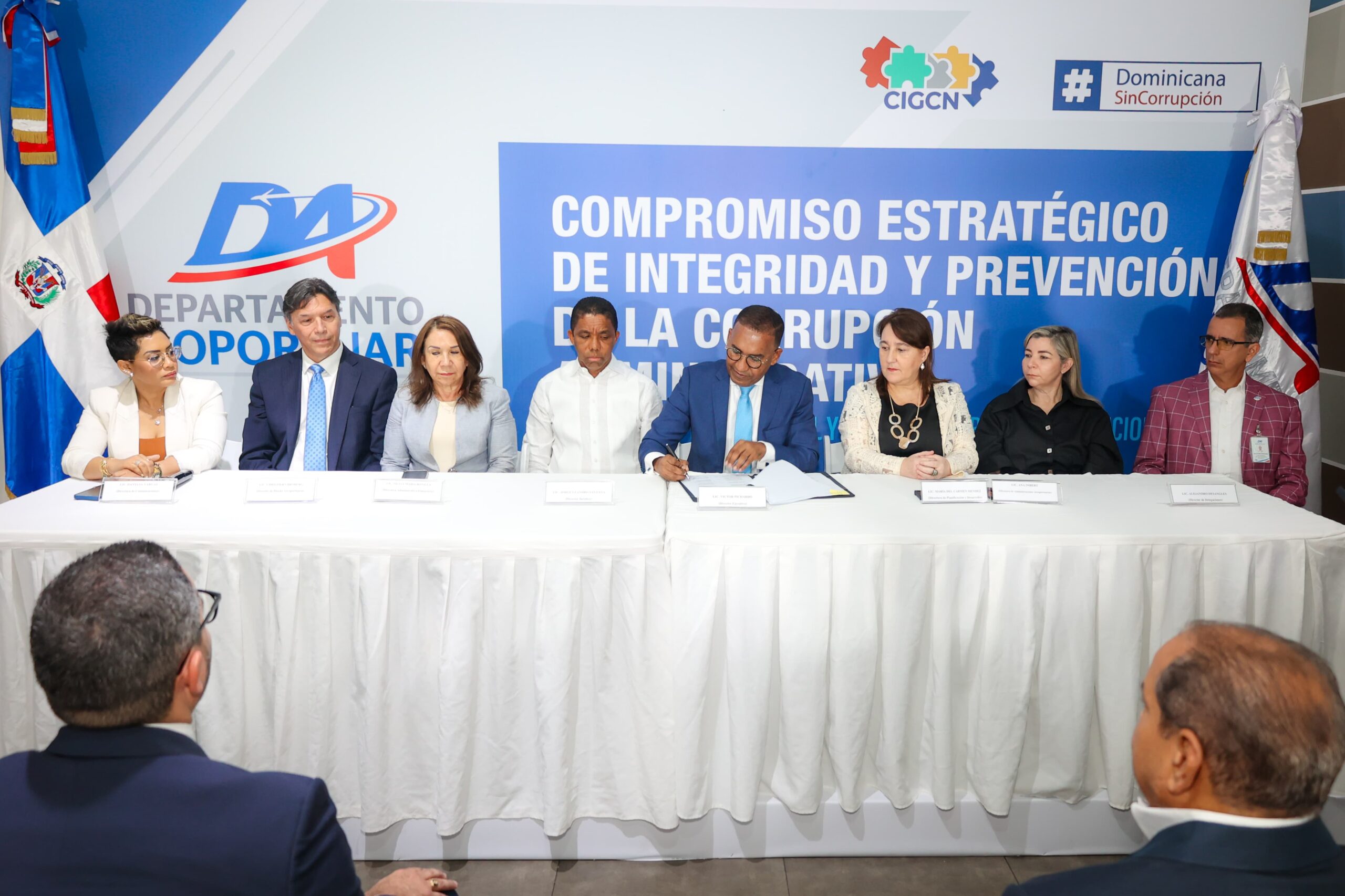 Víctor Pichardo junto a funcionarios del DA ratifican su compromiso con la ética, la integridad y la transparencia institucional