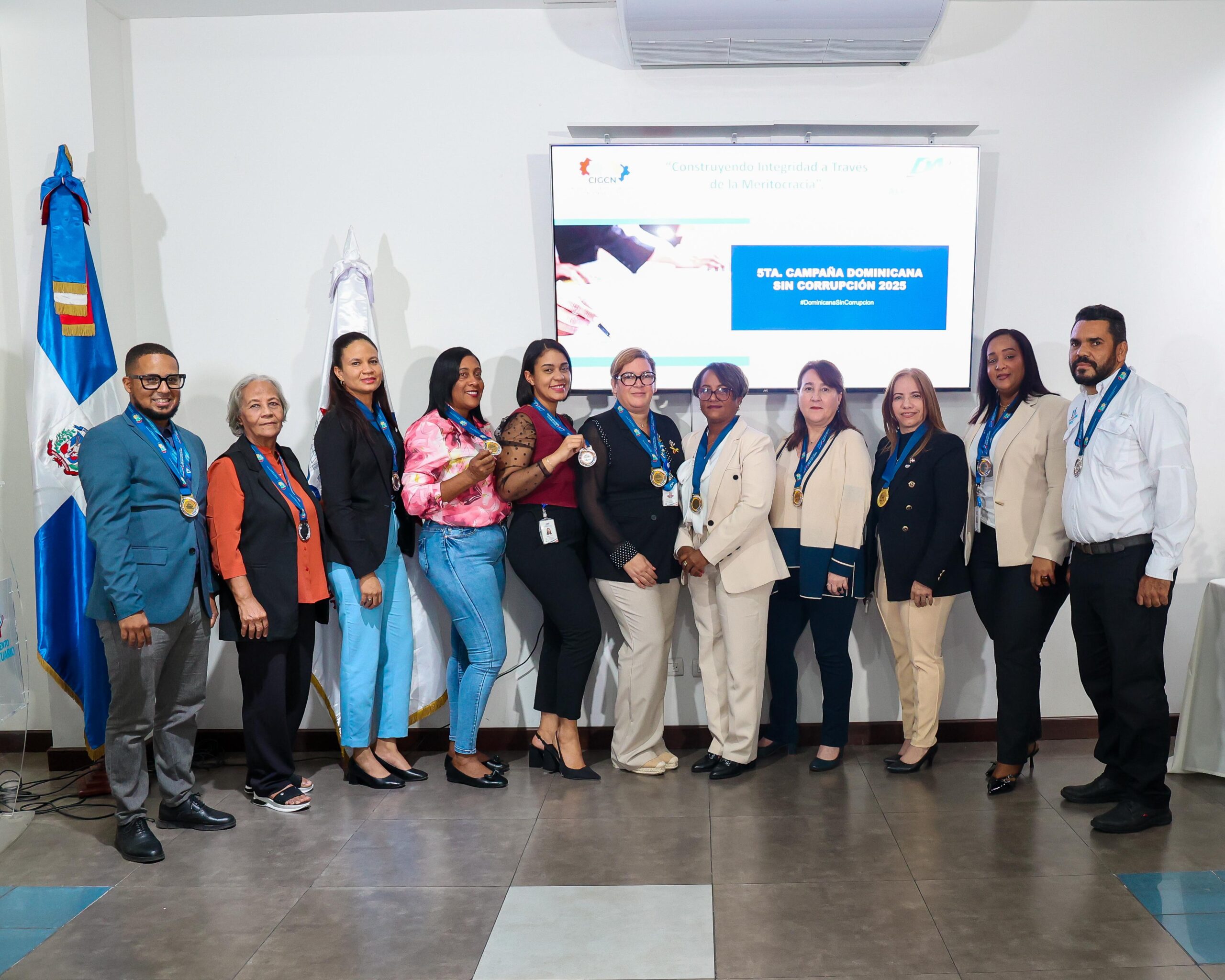 Departamento Aeroportuario entrega “Reconocimiento al Mérito” a empleados