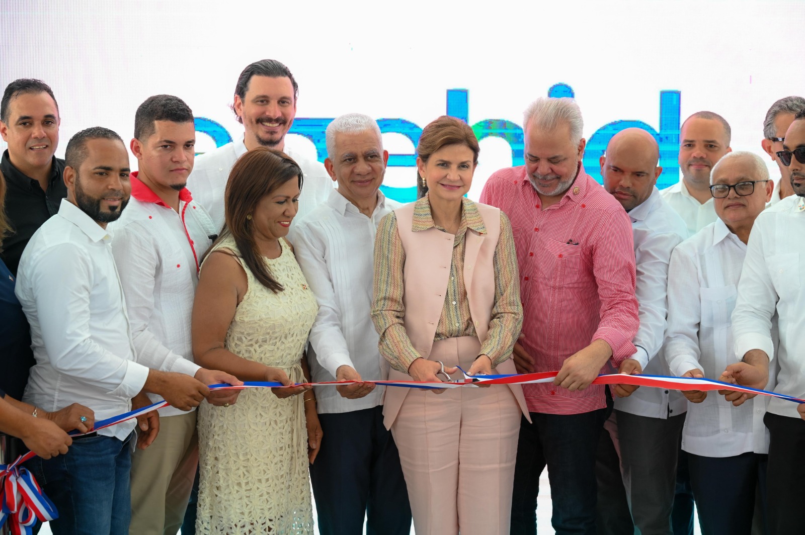 Junto a la vicepresidenta Raquel Peña senador Ricardo de los Santos entrega importantes obras en Sánchez Ramírez