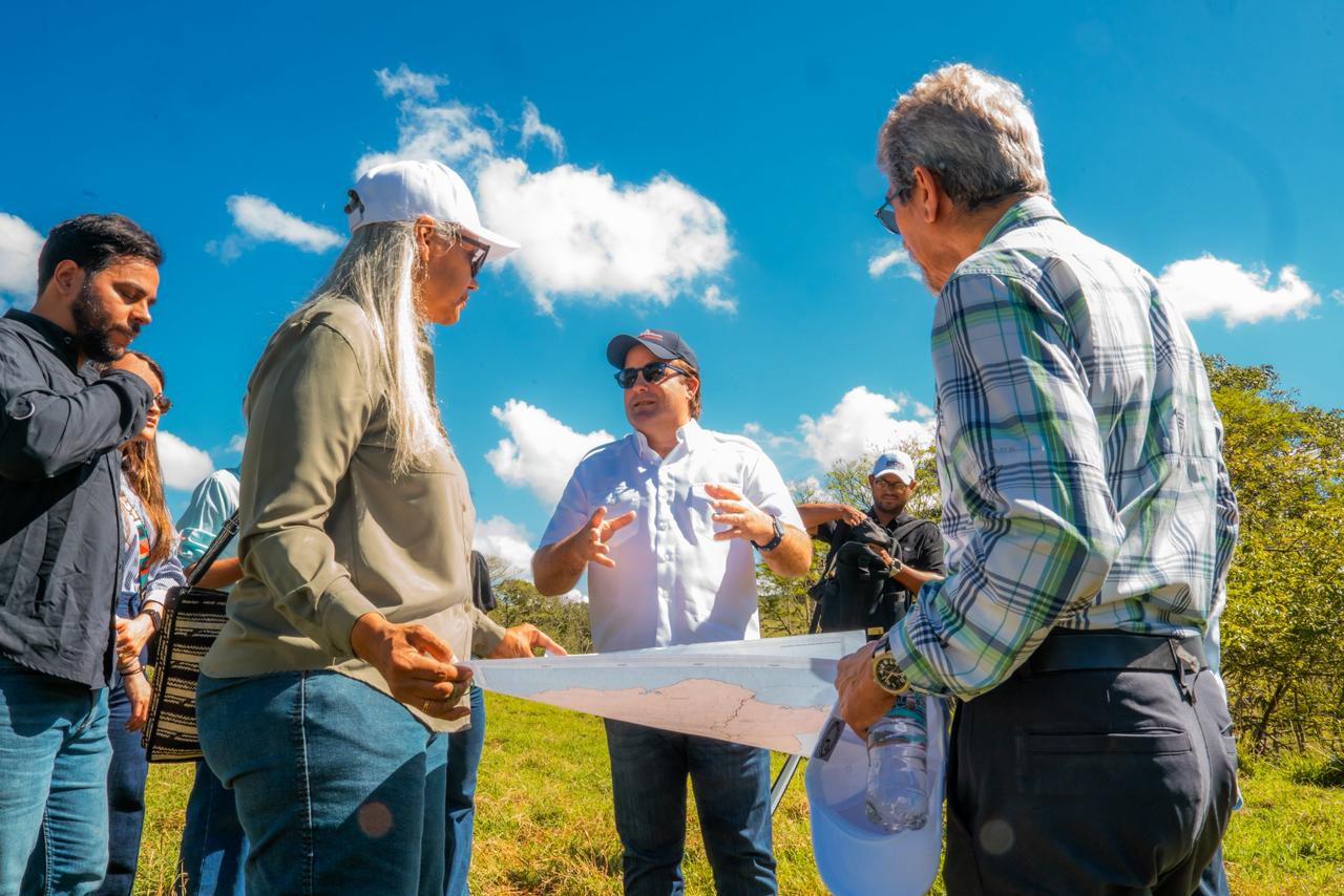 Ministro Paliza recorre puntos históricos de Jánico que formarán parte de la Ruta del Encuentro