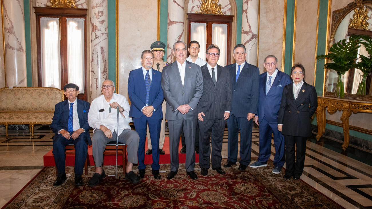 Presidente Abinader juramenta comisión para la puesta en funcionamiento del Museo Histórico de la Gesta de Abril