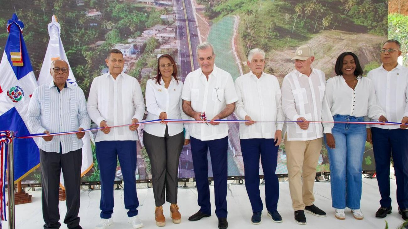 Presidente Abinader inaugura ampliación a cuatro vías de la entrada a Samaná que beneficia más de 110,000 personas y fortalece el turismo de la zona