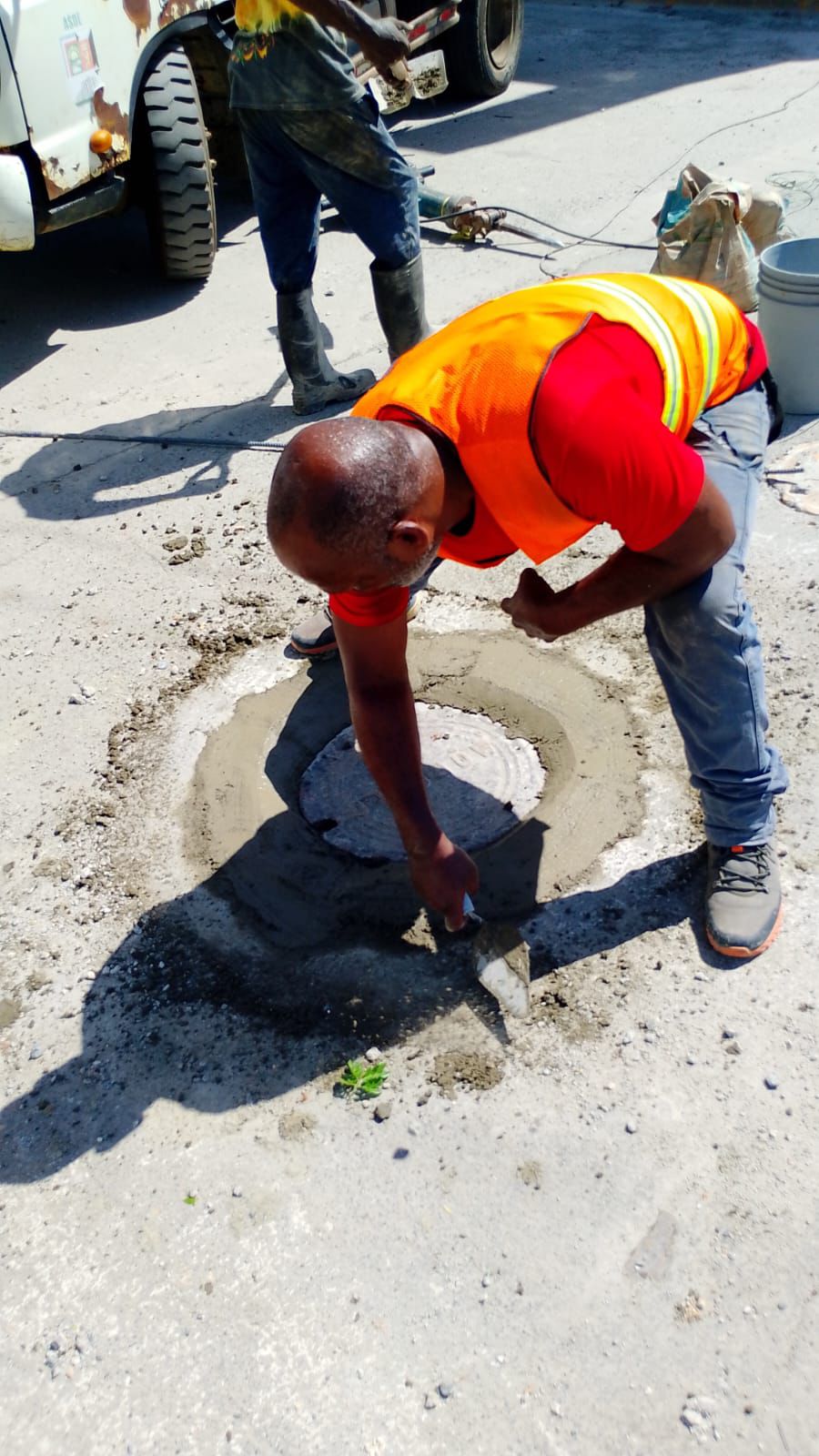 Alcaldía de Santo Domingo Este aclara tapas de filtrantes en la calle Progreso esquina Hípica fueron instaladas conforme al proceso técnico