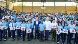 Presidente Abinader insta a estudiantes a prepararse en inglés, inteligencia artificial, ciberseguridad, ingeniería y carreras técnicas de alta demanda; afirma que son las profesiones del futuro