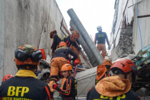 Terremoto de magnitud deja más de 30 muertos y edificios colapsados