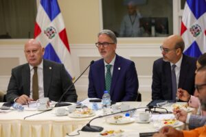 Comisión Bicameral que estudia proyecto anticrisis escucha al ministro de Hacienda y al vicepresidente de AIRD