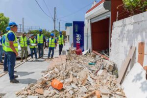 Alcaldía del DN demuele dos bancas de apuestas que operaban irregularmente en aceras