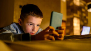Francia prohíbe el acceso a redes sociales a menores de 15 años