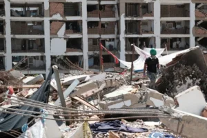 Reportan posibles sobrevivientes bajo edificio colapsado un mes después de los terremotos en Venezuela