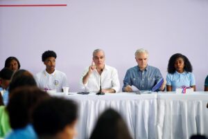 Presidente Abinader escucha inquietudes de estudiantes de Samaná y anuncia acciones para fortalecer la educación en la provincia