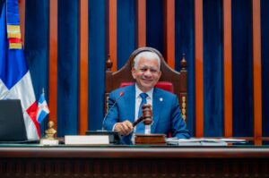 Ricardo de los Santos figura entre los senadores con mejor imagen positiva del país, según encuesta de SONDEOS