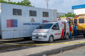 Hallan cuerpo de un dominicano dentro de un camión averiado en el parqueo trasero de Migración