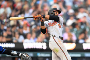 ¡Baltimore desata su poder! Holliday pega cuatro hits y Orioles aplastan 8-5 a los Tigres