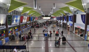 Pasajeros reclaman mayor visibilidad de los letreros en mostradores de aerolíneas del AILA