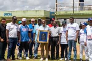 Víctor Pichardo es reconocido por sus aportes al deporte en Sabana Grande de Boyá