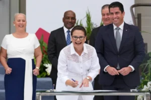 Ilya Espino hace historia: una ingeniera toma por primera vez el timón del Canal de Panamá