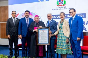 Senado de la República reconoce trayectoria pastoral de monseñor Ramón Benito de la Rosa y Carpio
