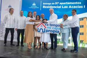 Presidente Luis Abinader entrega 97 apartamentos que beneficiarán a más de 300 personas en el Residencial Las Acacias I, en Santo Domingo Este