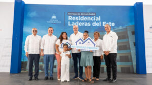 Presidente Abinader entrega 224 nuevos apartamentos que beneficiarán a más de 800 personas en San Antonio de Guerra