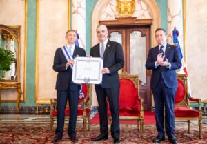 Presidente Abinader condecora al excanciller Roberto Álvarez con la Orden del Mérito de Duarte, Sánchez y Mella, en el grado de Gran Cruz, placa de plata, en reconocimiento a su trayectoria al servicio de la diplomacia dominicana*
